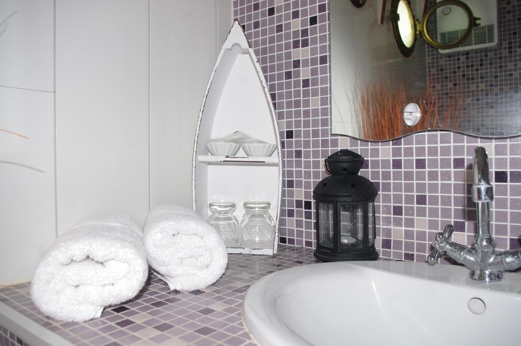 Peniche Le Hasard Bed & Breakfast Villeneuve-lès-Avignon Room photo