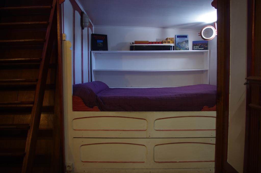 Peniche Le Hasard Bed & Breakfast Villeneuve-lès-Avignon Room photo