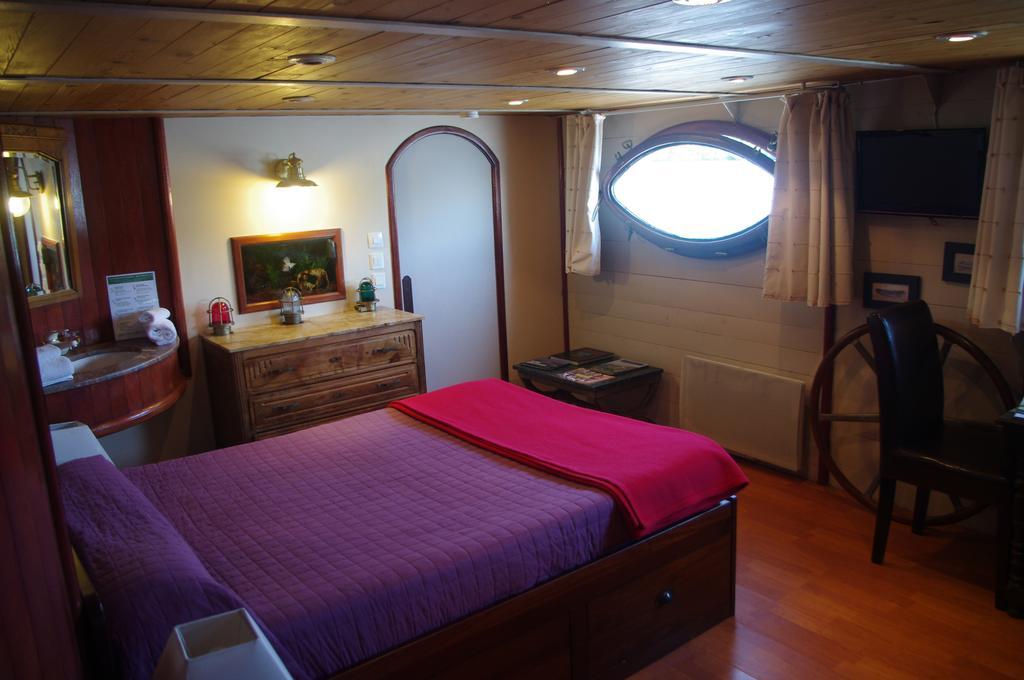 Peniche Le Hasard Bed & Breakfast Villeneuve-lès-Avignon Room photo